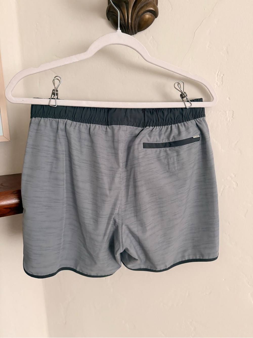 Vuori Men's Banks 5” Shorts - Size Small - Light Cloud Escape - Picture 4 of 7
